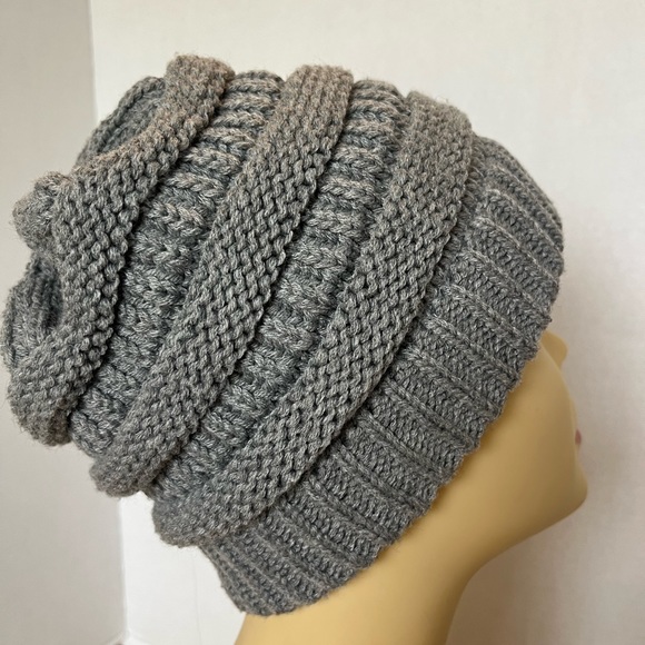 Cc exclusive women’s gray knit beanie - Picture 4 of 5